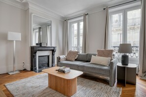 TV, stereo - Blueground | Arc de Triomphe, elev nr attractions (Paris)