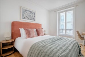1 bedroom, iron/ironing board, WiFi, bed sheets - Blueground | Montmartre, close to shops & cafes (Paris)