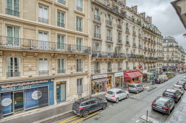 Exterior - Blueground | Montmartre, close to shops & cafes (Paris)