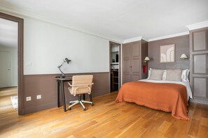 1 habitación, tabla de planchar con plancha, wifi y ropa de cama 