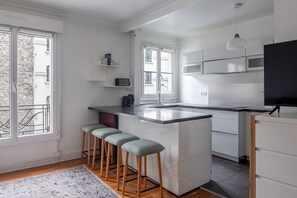 Fridge, microwave, oven, stovetop - Blueground | Porte de Saint Cloud, near sports (Paris)