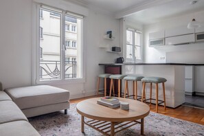 TV, stereo - Blueground | Porte de Saint Cloud, near sports (Paris)