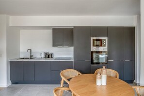 Frigorifero, microonde, forno, piano cottura