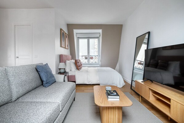 Iron/ironing board, WiFi, bed sheets