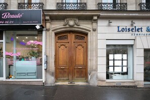 Exterior detail - Blueground | Arc de Triomphe, elev, nr shops (Paris)