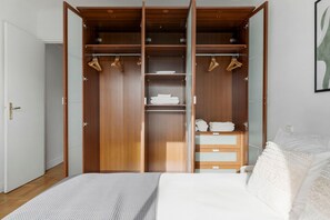 2 bedrooms, iron/ironing board, WiFi, bed sheets - Blueground | Auteuil, balcony & Eiffel Tower view (Paris)