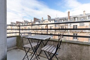 Outdoor dining - Blueground | Auteuil, balcony & Eiffel Tower view (Paris)