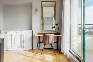Interior - Blueground | Auteuil, balcony & Eiffel Tower view (Paris)
