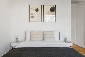2 bedrooms, iron/ironing board, WiFi, bed sheets - Blueground | Auteuil, balcony & Eiffel Tower view (Paris)