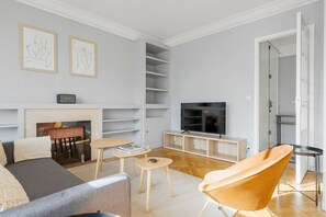 TV, stereo - Blueground | Auteuil, balcony & Eiffel Tower view (Paris)