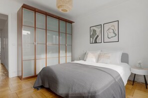 2 bedrooms, iron/ironing board, WiFi, bed sheets - Blueground | Auteuil, balcony & Eiffel Tower view (Paris)