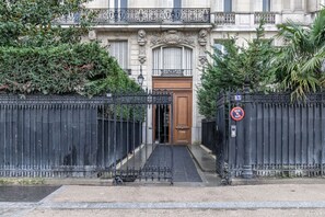Exterior detail - Blueground | Porte Dauphine, concierge, near park (Paris)