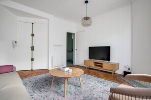 TV, stereo - Blueground | Pigalle, nr shopping & festive area (Paris)