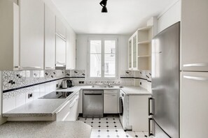 Fridge, microwave, oven, stovetop - Blueground | Victor Hugo, nr trocadero & park (Paris)