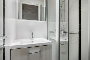 Hair dryer, towels - Blueground | Victor Hugo, nr trocadero & park (Paris)