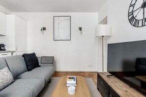 TV, stereo - Blueground | Trocadéro, near Champs Elysées (Paris)