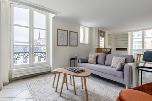 TV, stereo - Blueground | Invalides, near museum & embassies (Paris)