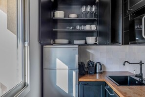 Réfrigérateur, micro-ondes, four, plaque de cuisson