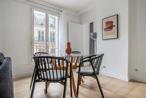 Dining - Blueground | Pereire, nr metro & convention center (Paris)