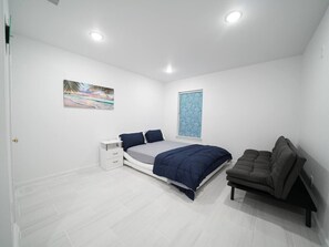 Iron/ironing board, WiFi, bed sheets