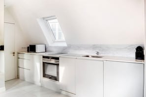 Réfrigérateur, four à micro-ondes, un four, surface de cuisson