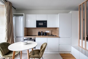 Geladeira, micro-ondas, fogão, cooktop