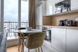 Fridge, microwave, oven, stovetop - Blueground | Champs Elysées, nr attractions (Paris)