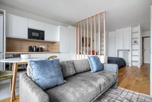 TV, stereo - Blueground | Champs Elysées, nr attractions (Paris)