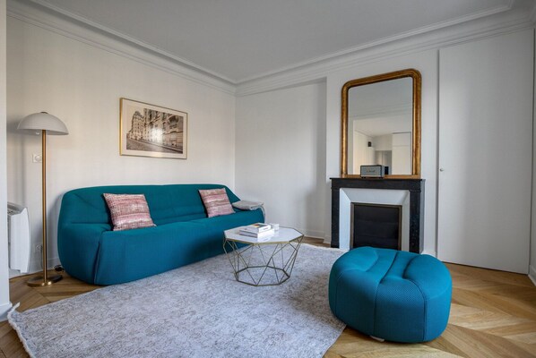 TV, stereo - Blueground | Invalides, furnished, nr eiffel tower (Paris)
