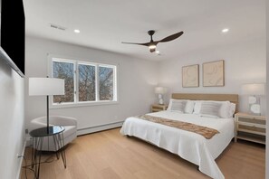 5 bedrooms, desk, WiFi, bed sheets - Beach Therapy - Sleeps 17 (Cape May)