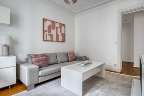 TV, stereo - Blueground | Bastille, nr shopping & dining (Paris)