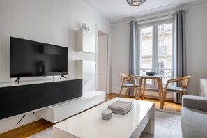 TV, stereo - Blueground | Bastille, nr shopping & dining (Paris)