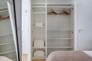 1 bedroom, iron/ironing board, WiFi, bed sheets - Blueground | Passy, walk to park & foodie area (Paris)