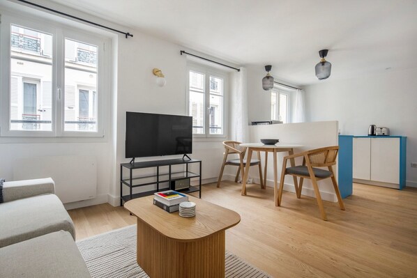 TV, stereo - Blueground | Passy, walk to park & foodie area (Paris)