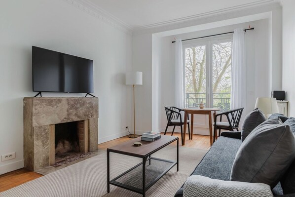 TV, stereo - Blueground | Commerce, near offices & shopping (Paris)