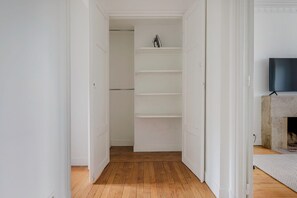 Interior - Blueground | Commerce, near offices & shopping (Paris)