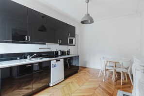 Réfrigérateur, four à micro-ondes, un four, surface de cuisson
