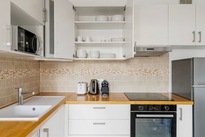 Fridge, microwave, oven, stovetop - Blueground | Jardin du Luxembourg, walk to gardens (Paris)