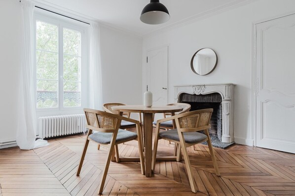 Dining - Blueground | Jardin du Luxembourg, walk to gardens (Paris)