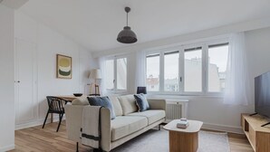 Ein modernes Wohnzimmer mit Sofa, Couchtisch und Fernsehschrank.