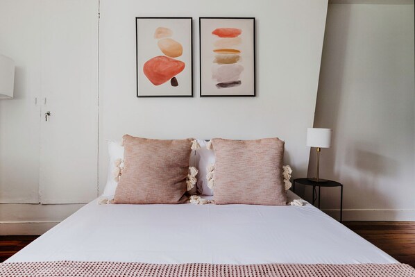 Tabla de planchar con plancha, wifi y ropa de cama 