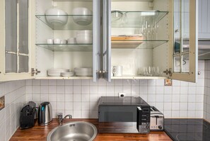 Kylskåp, mikrovågsugn, ugn och spishäll