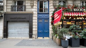 A closed restaurant with a blue door and a red awning. - Blueground | Champ de Mars, walk to Eiffel Tower (Paris)