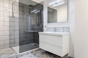 Hair dryer, towels - Blueground | Porte Dauphine, nr Bois de Boulogne (Paris)