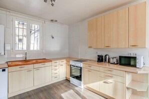Fridge, microwave, oven, stovetop - Blueground | Quartier Latin, near gardens (Paris)