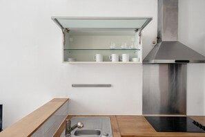 Een koelkast, een microgolfoven, een oven, een kookplaat