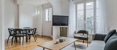 Télévision, chaîne hi-fi