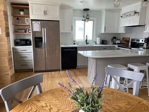 Fridge, microwave, oven, stovetop - Family Friendly Home Central to Black Hills Fooseball Ping Pong Books Toys Books (Rapid City)