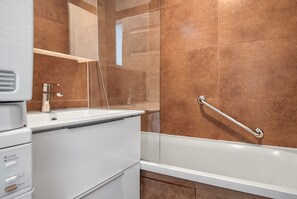 Secador de pelo, toallas