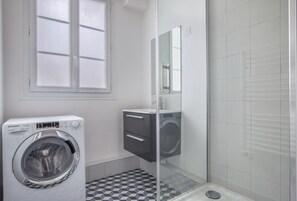 Hair dryer, towels - Blueground | Miromesnil, near restaurants & shops (Paris)